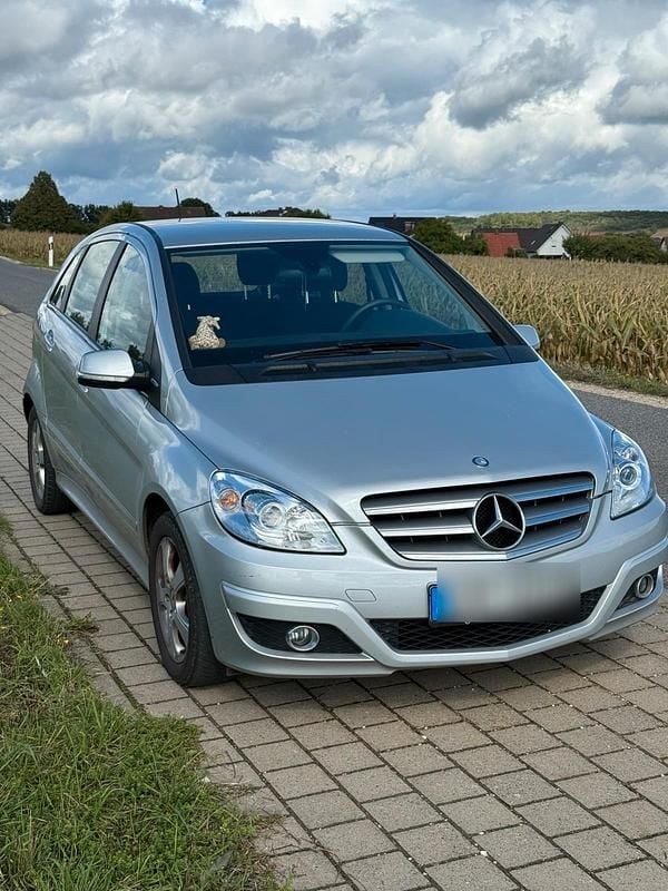 Gebraucht Mercedes B160 95 PS (69 kW) 2011 Silber Van / Kleinbus