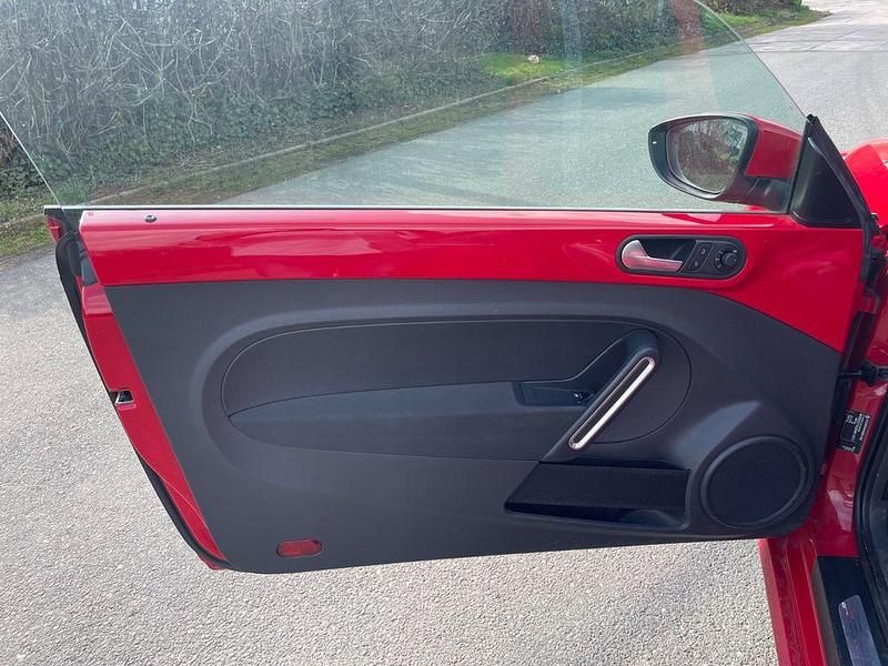 Second-hand VW Beetle 105 CP (77 kW) 2012 Roșu Hatchback