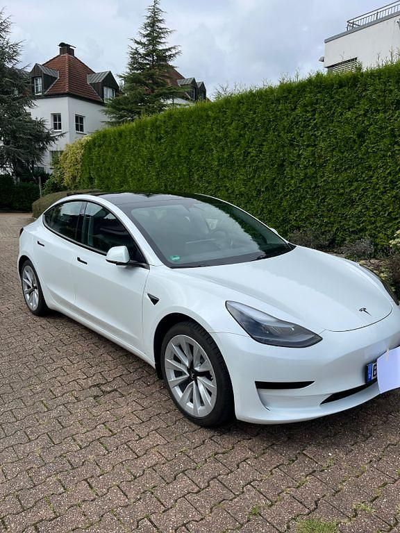 Weiß Gebraucht 2022 Tesla Model 3 RWD Limousine | 25.700 € (Superpreis) - Bild 1/4