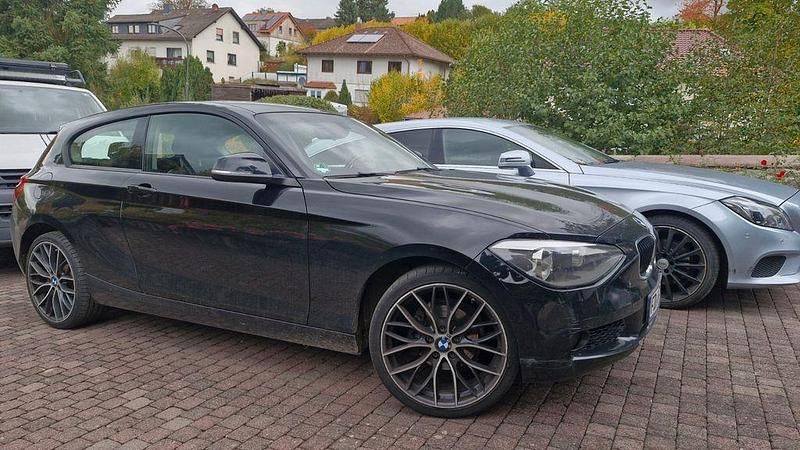 Schwarz Gebraucht 2014 BMW 116 Efficient Dynamics Kleinwagen | 6.920 € (Fairer Preis) - Bild 1/2