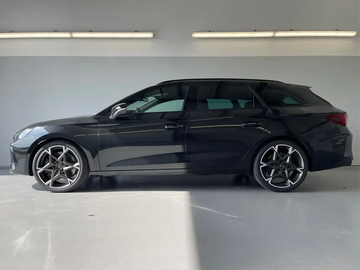 Neu Cupra Leon VZ3 333 PS (244 kW) 2025 [0e0e] midnight schwarz metallic Limousine