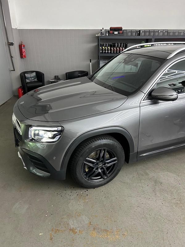 Grau Gebraucht 2022 Mercedes GLB250 AMG line SUV | 36.900 € (Teuer) - Bild 1/4