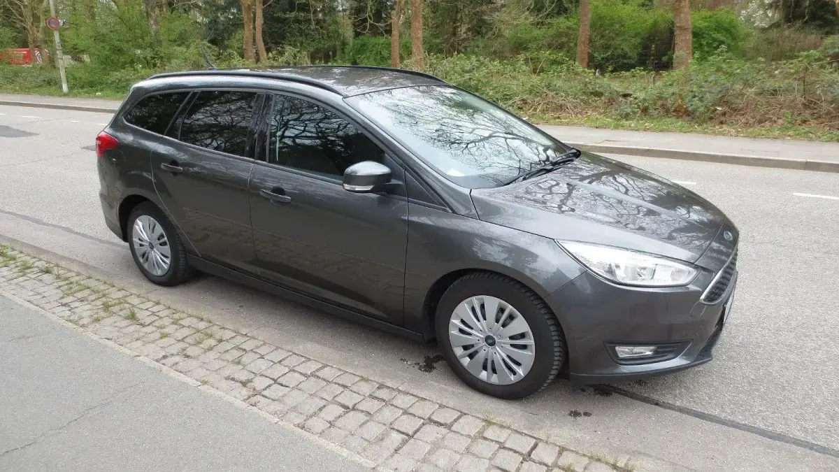 Gebraucht Ford Focus Trend 125 PS (91 kW) 2018 Grau Limousine