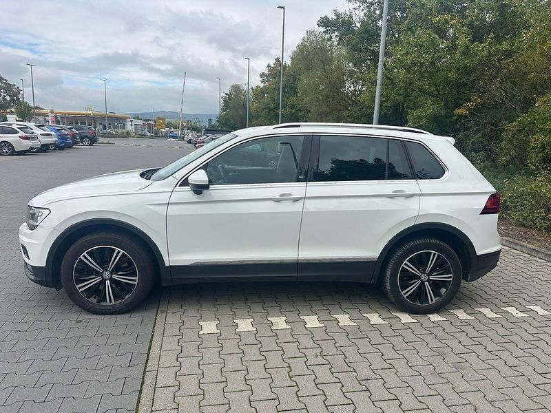 Weiß Gebraucht 2018 VW Tiguan Sound SUV | 19.300 € (Guter Preis) - Bild 1/4