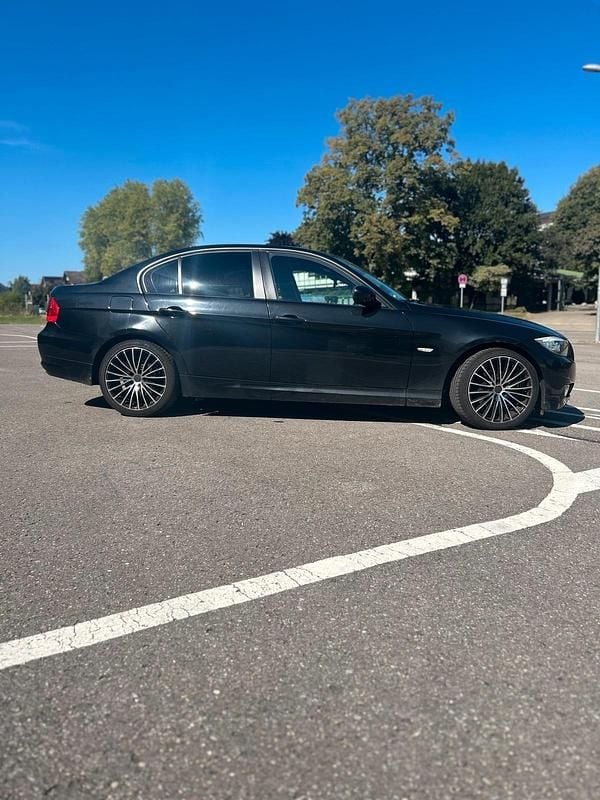 Schwarz Gebraucht 2011 BMW 318 Limousine | 8.999 € (Etwas zu teuer) - Bild 1/4
