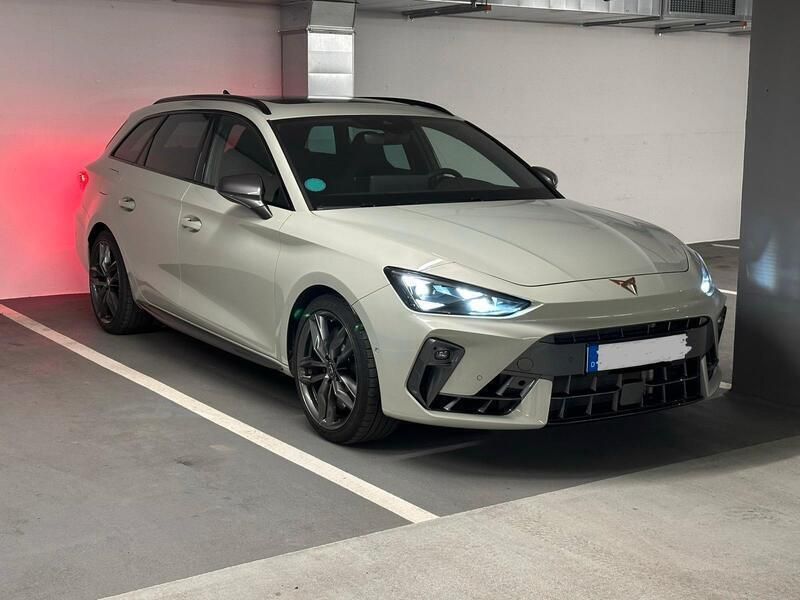 Grau Gebraucht 2024 Cupra Leon VZ Kombi | 48.000 € - Bild 1/4