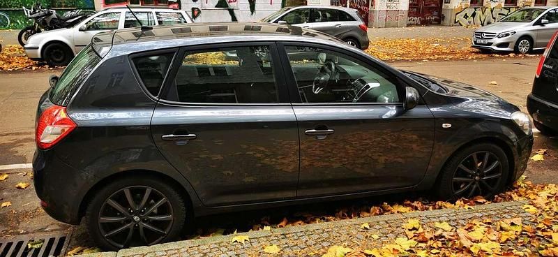 Grau Gebraucht 2012 Kia Ceed Spirit Limousine | 4.950 € (Guter Preis) - Bild 1/4