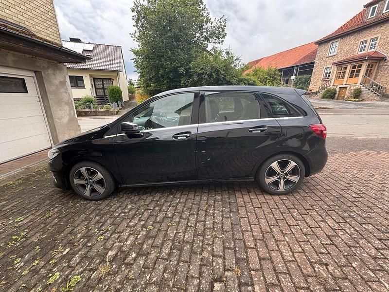 Schwarz Gebraucht 2018 Mercedes B200 Style Van / Kleinbus | 14.000 € (Superpreis) - Bild 1/4