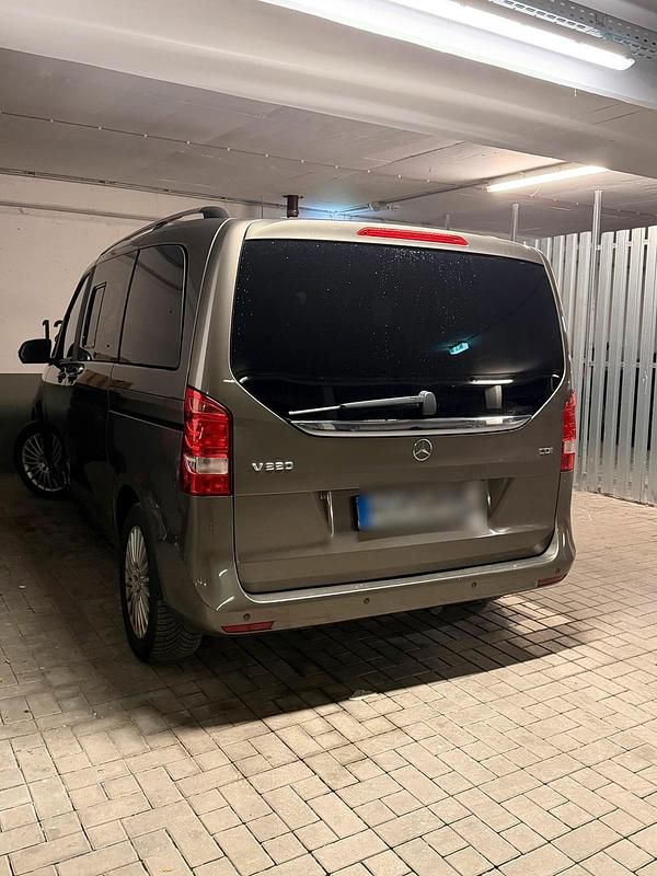 Gebraucht Mercedes V220 163 PS (119 kW) 2015 Braun Van / Kleinbus