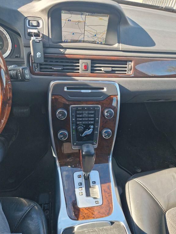 Gebraucht Volvo V70 Summum 179 PS (131 kW) 2012 Grün Kombi