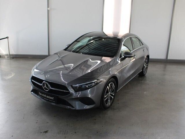 Grau Gebraucht 2023 Mercedes A200 Limousine | 31.998 € (Etwas zu teuer) - Bild 1/4
