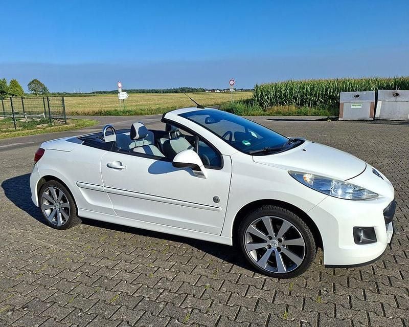 Weiß Gebraucht 2012 Peugeot 207 CC Roland Garros Cabrio | 6.500 € (Etwas zu teuer) - Bild 1/4