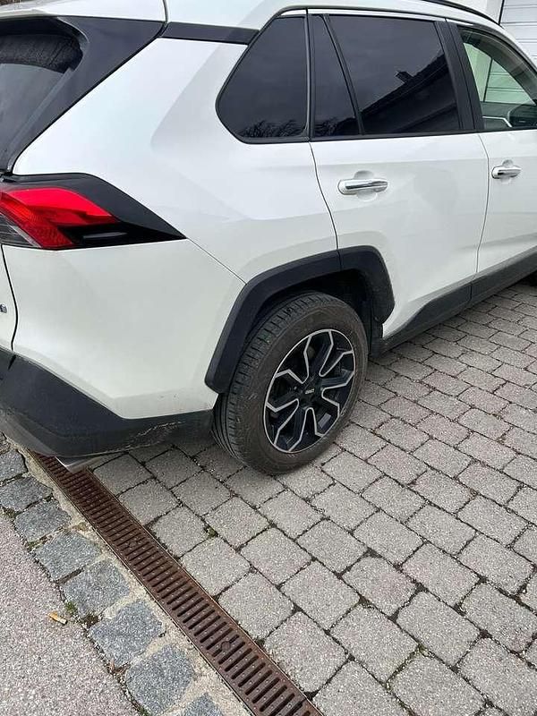 Weiß Gebraucht 2019 Toyota RAV4 Multidrive S SUV | 28.000 € (Teuer) - Bild 1/4