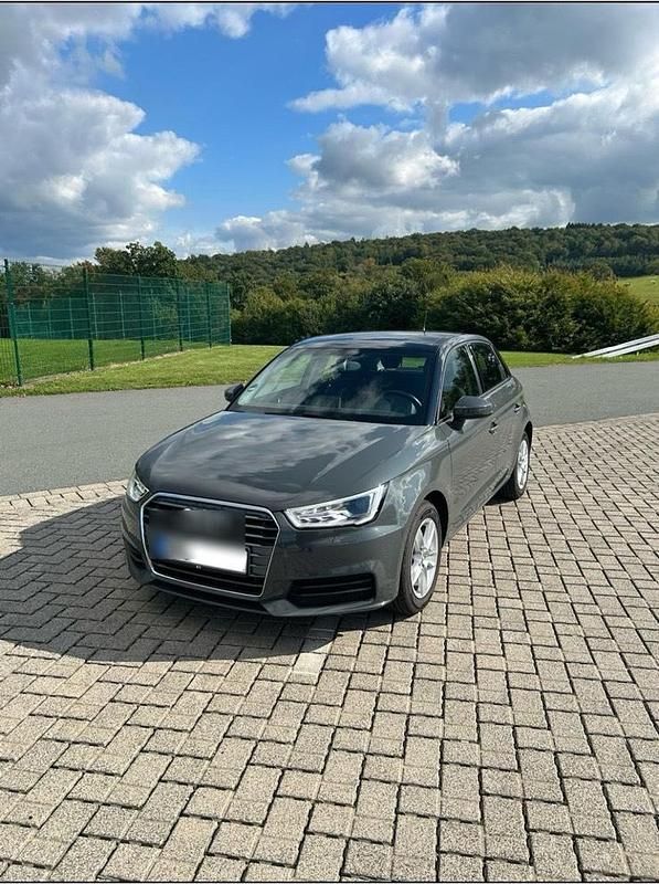 Grau Gebraucht 2017 Audi A1 Sportback Sport Kleinwagen | 12.499 € (Fairer Preis) - Bild 1/4