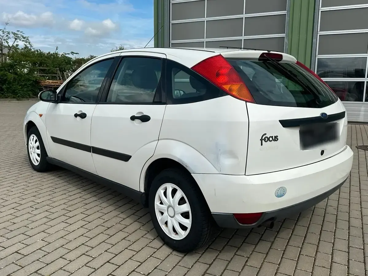 Usado Ford Focus 74 CV (54 kW) 2001 Blanco Berlina