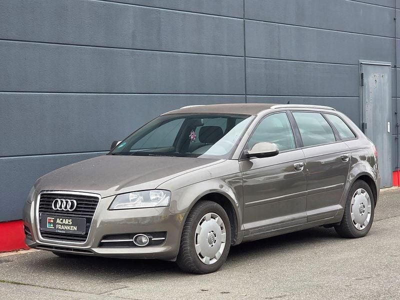Grau Gebraucht 2011 Audi A3 Sportback Attraction Limousine | 6.299 € (Guter Preis) - Bild 1/4