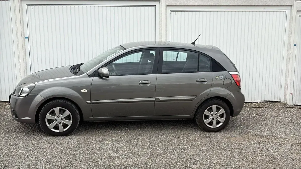 Gebraucht Kia Rio 97 PS (71 kW) 2011 Silber Limousine