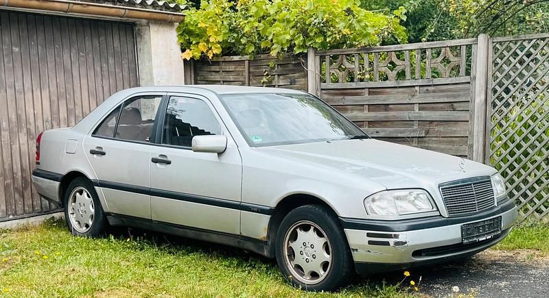 Silber Gebraucht 1997 Mercedes C180 Limousine | 1.350 € (Superpreis) - Bild 1/4