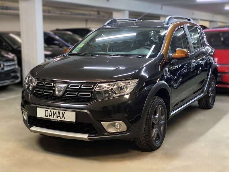 Perlmuttschwarz Gebraucht 2017 Dacia Sandero Celebration Kleinwagen | 7.990 € (Guter Preis) - Bild 1/4