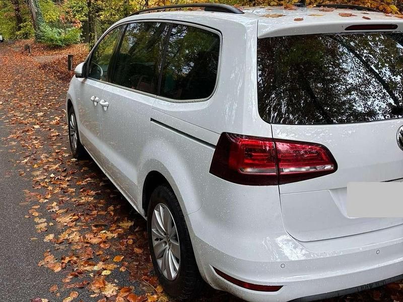 Weiß Gebraucht 2019 VW Sharan Comfortline Van / Kleinbus | 29.500 € (Etwas zu teuer) - Bild 1/4