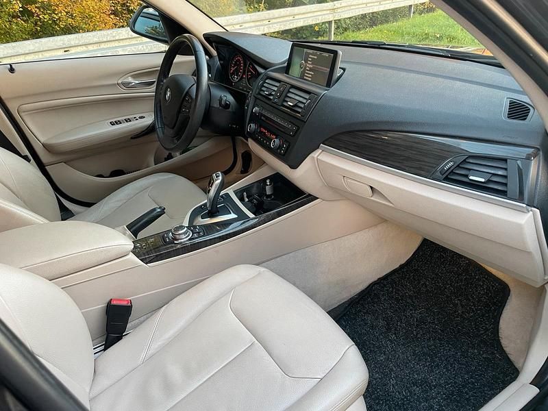 Grau Gebraucht 2012 BMW 120 Sport Line Kleinwagen | 9.500 € (Fairer Preis) - Bild 1/4