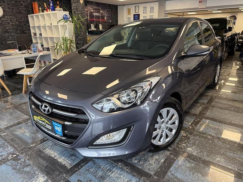 Grau Gebraucht 2015 Hyundai i30 Limousine | 9.450 € (Fairer Preis) - Bild 1/4