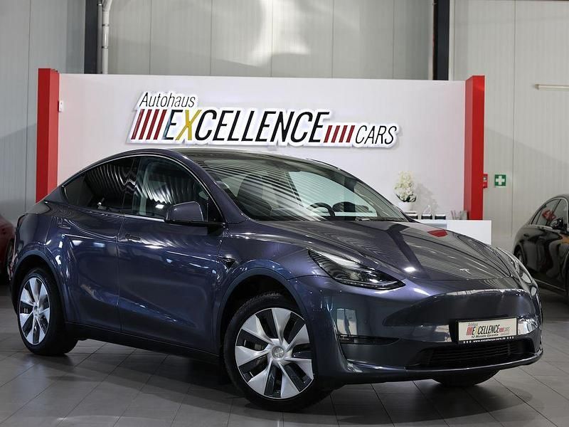 Grau Gebraucht 2022 Tesla Model Y SUV | 34.444 € (Superpreis) - Bild 1/4