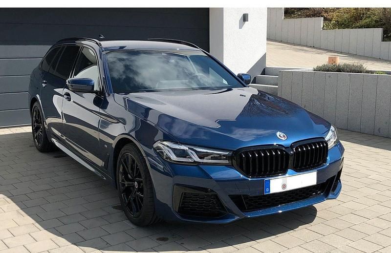 Blau Gebraucht 2022 BMW 530 Shadowline Kombi | 49.400 € (Teuer) - Bild 1/4