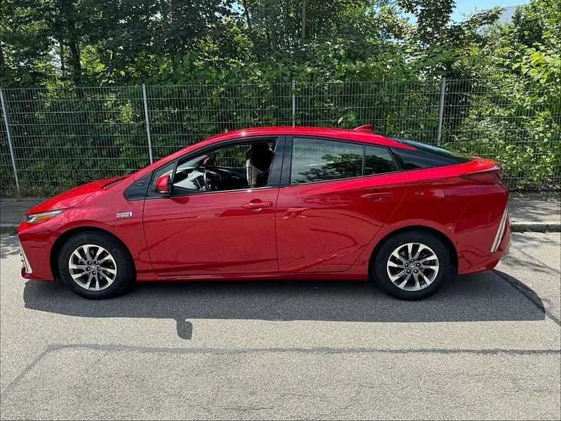 Gebraucht Toyota Prius 122 PS (89 kW) 2019 Rot Kleinwagen