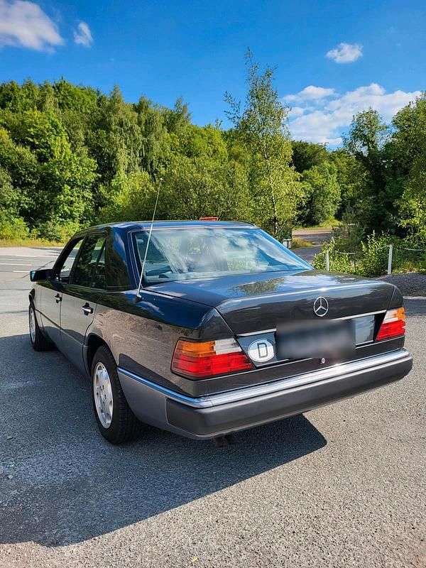 Gebraucht Mercedes E260 160 PS (117 kW) 1991 Andere farben Limousine