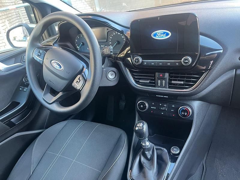 Gebraucht Ford Fiesta Cool & Connect 100 PS (73 kW) 2018 Grau Kleinwagen