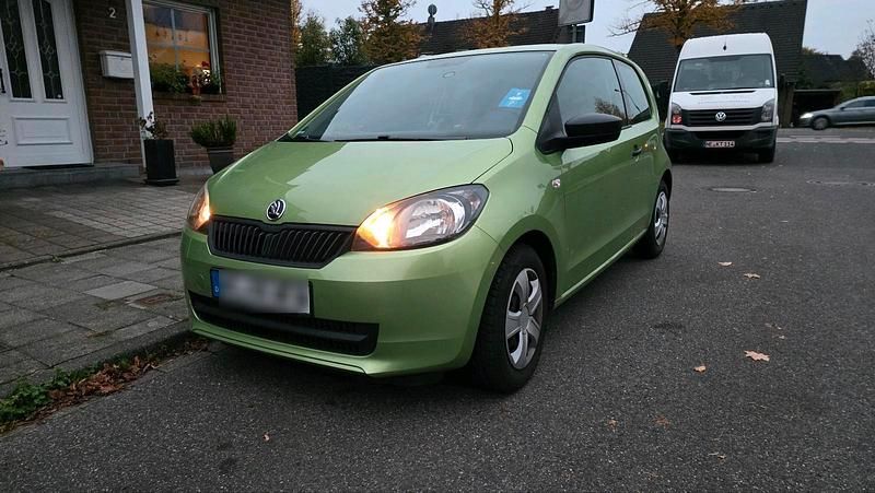 Grün Gebraucht 2015 VW up! Kleinwagen | 4.500 € (Fairer Preis) - Bild 1/4