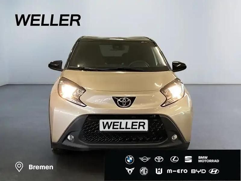 Gebraucht Toyota Aygo 72 PS (52 kW) 2024 Ginger beige / night sky black Kleinwagen