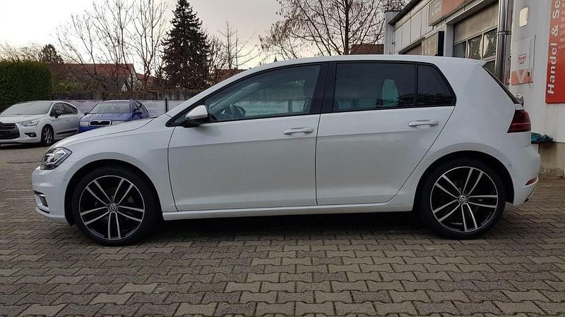 Gebraucht VW Golf VII Highline 150 PS (110 kW) 2019 Weiß Limousine