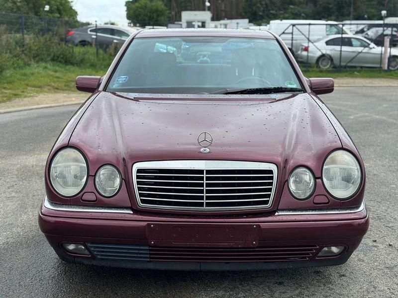 Rot Gebraucht 1996 Mercedes E280 Limousine | 3.990 € (Superpreis) - Bild 1/4