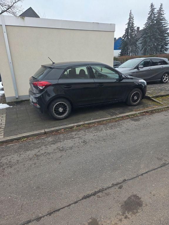 Gebraucht Hyundai i20 75 PS (55 kW) 2017 Schwarz Limousine