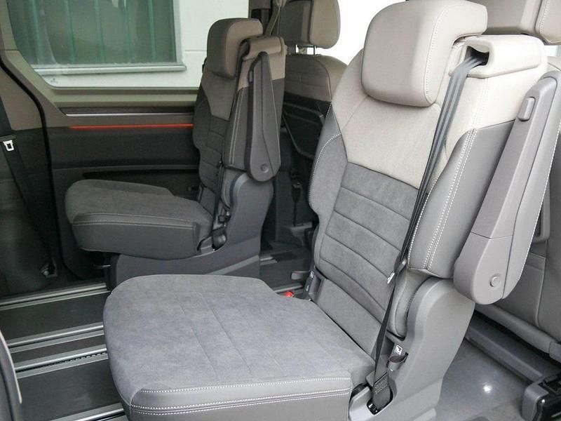 Second-hand VW Multivan Style 150 CP (110 kW) 2025 Alb Monovolum