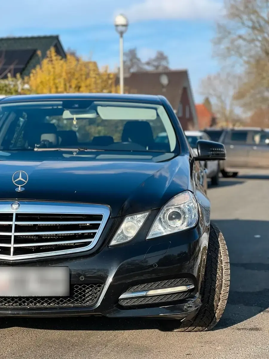 Gebraucht Mercedes E220 170 PS (125 kW) 2012 Schwarz Limousine