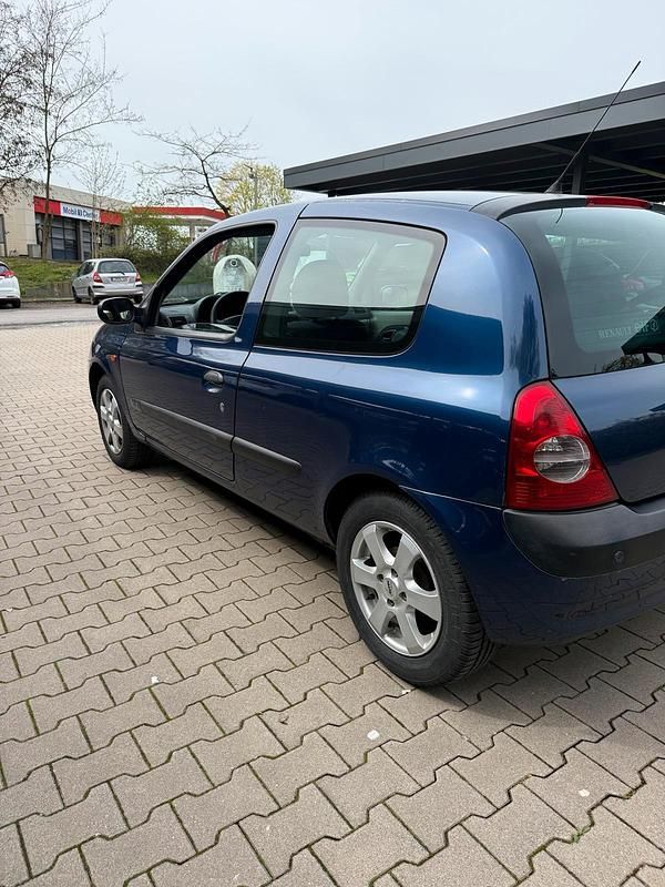 Używany Renault Clio II 75 KM (55 kW) 2002 Niebieski Hatchback