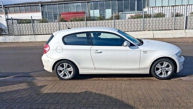 Weiß Gebraucht 2011 BMW 118 Kleinwagen | 2.500 € (Superpreis) - Bild 1/4