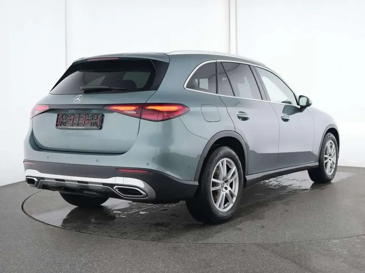 Gebraucht Mercedes GLC220 197 PS (144 kW) 2024 Metalliclack verdesilber SUV