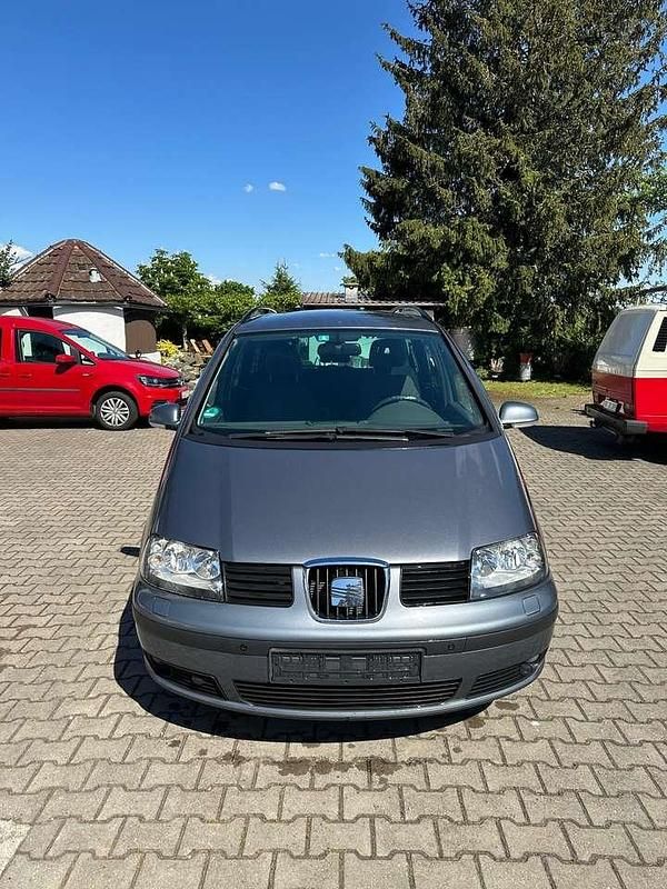 Grau Gebraucht 2010 Seat Alhambra Reference Van / Kleinbus | 6.800 € - Bild 1/4