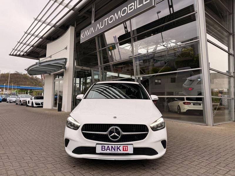 Gebraucht Mercedes B200 163 PS (119 kW) 2024 Weiß Van / Kleinbus