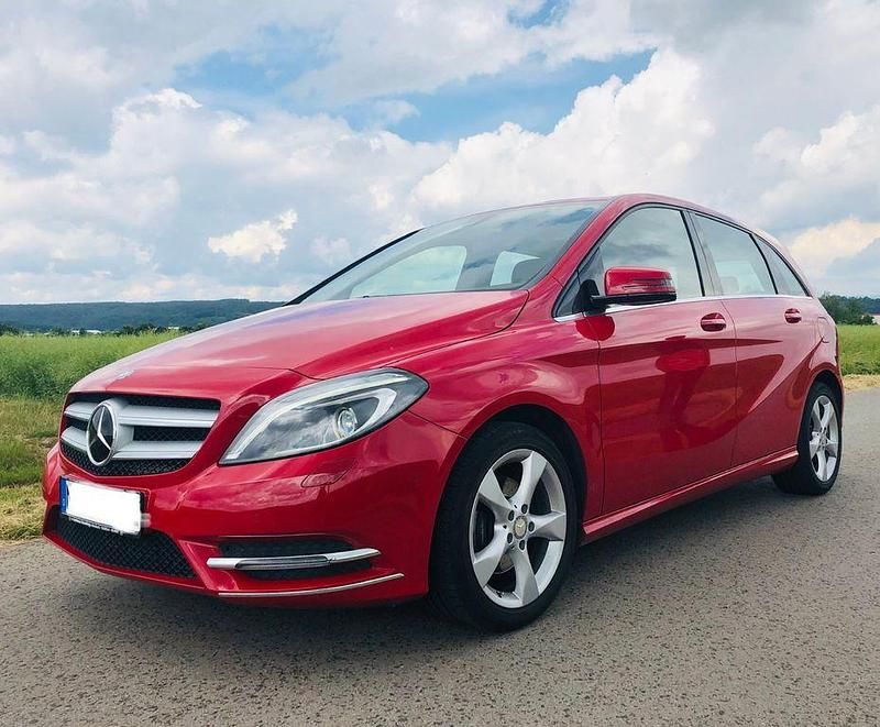 Rot Gebraucht 2013 Mercedes B200 Van / Kleinbus | 12.000 € (Fairer Preis) - Bild 1/4