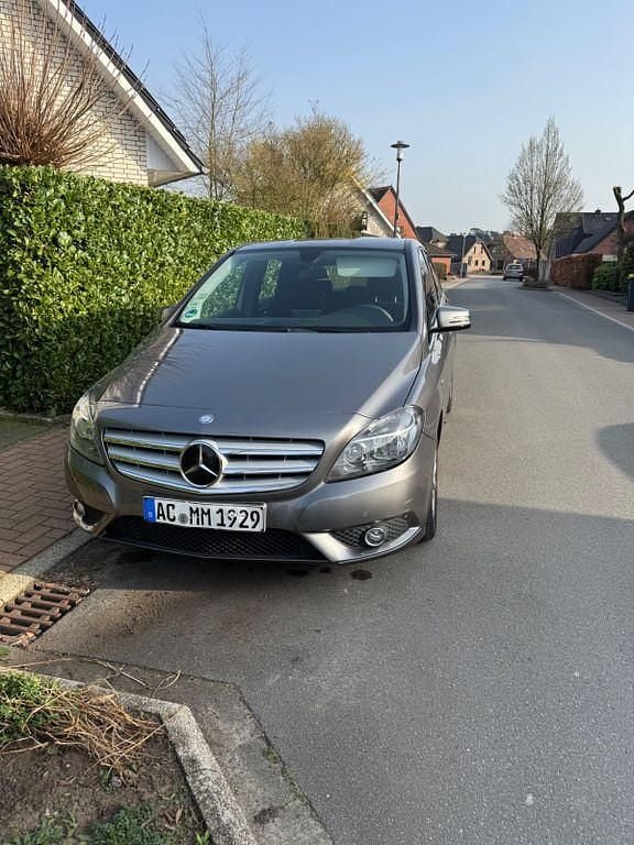 Gebraucht Mercedes B180 122 PS (89 kW) 2012 Grau Van / Kleinbus