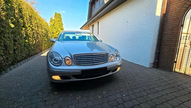 Silber Gebraucht 2005 Mercedes E200 Limousine | 8.500 € (Etwas zu teuer) - Bild 1/4