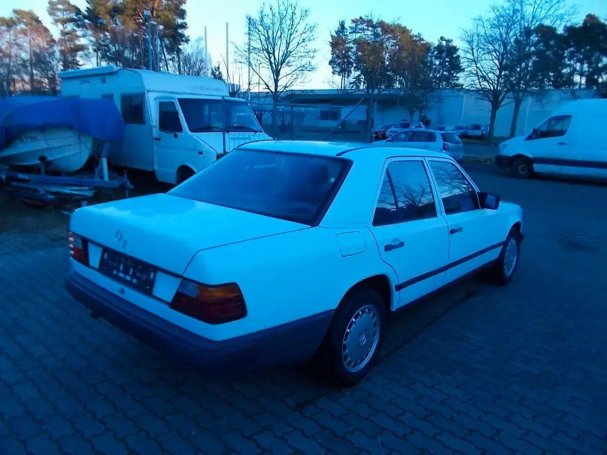 Gebraucht Mercedes E230 132 PS (97 kW) 1988 Weiß Limousine