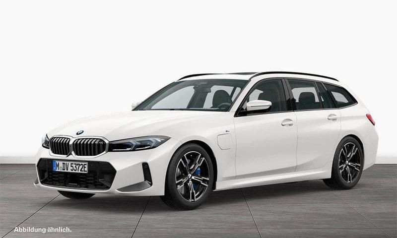Gebraucht BMW 330e Performance 292 PS (214 kW) 2025 Mineralweiß Kombi