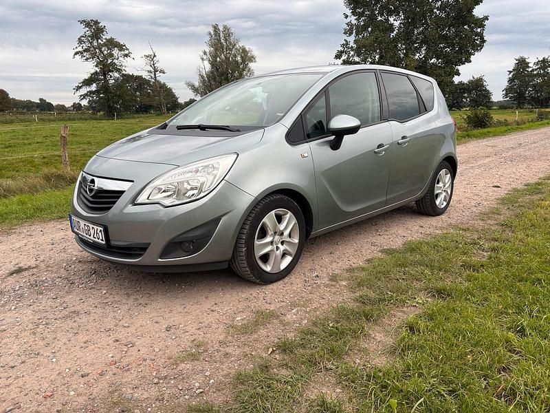 Grau Gebraucht 2011 Opel Meriva Van / Kleinbus | 3.900 € (Fairer Preis) - Bild 1/4