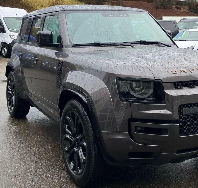 Grau Neu 2025 Land Rover Defender SUV | 182.900 € - Bild 1/4